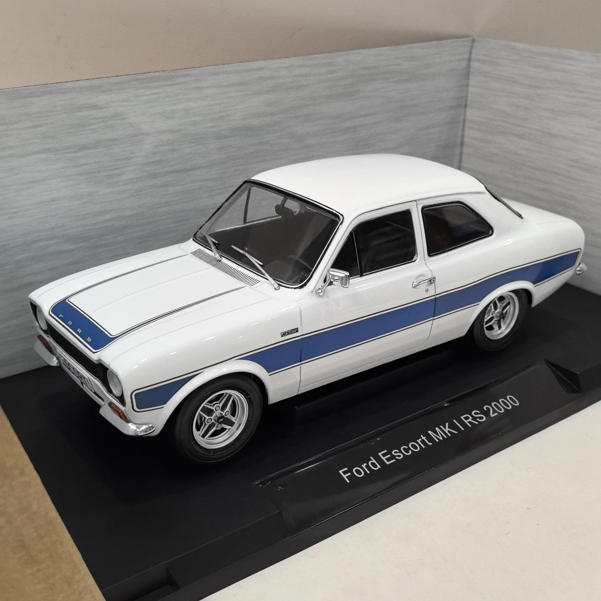 

Diecast MCG 1/18 Scale FORD ESCORT MKI RS 2000 Ford Alloy Car Model Collectible Toy Gift Souvenir Display Ornament