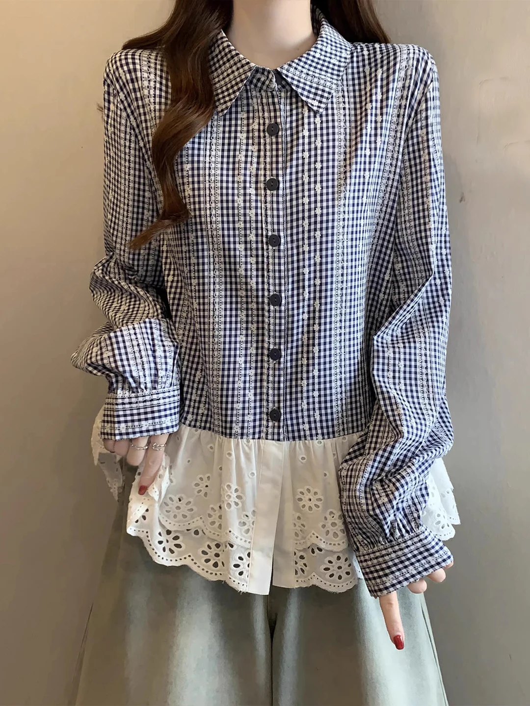 

Светло-голубая клетчатая женская блузка с длинным рукавом, весенняя, больших размеров, для полных женщин, с кружевной отделкой по низу, антивозрастная, повседневная, без рукавов