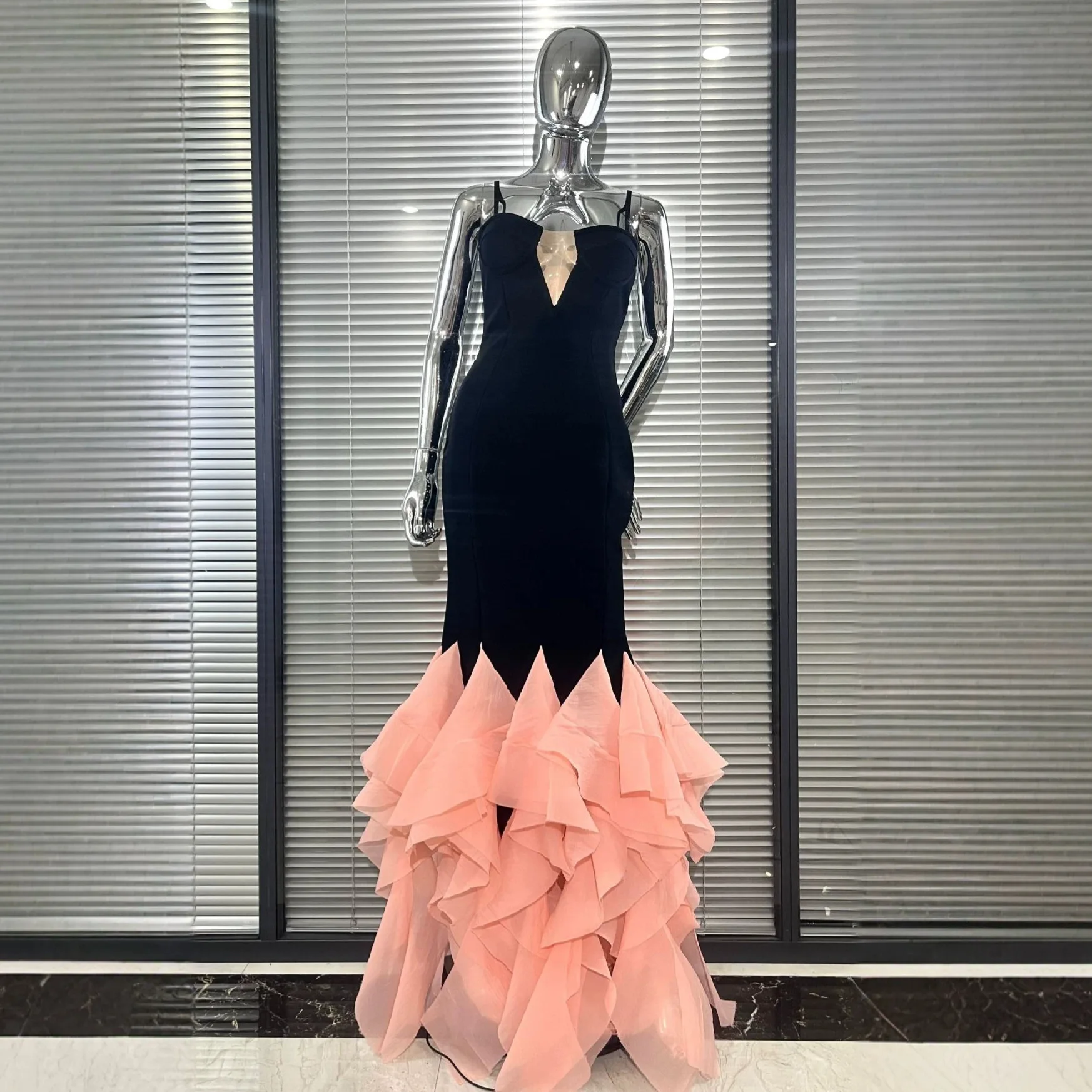 

Chic Light Pink Sheer Sewing Hem Black Bodycon Dresses Sexy V Neck Spaghetti Strap Backless Maxi Dress Celebrity Evening Gowns