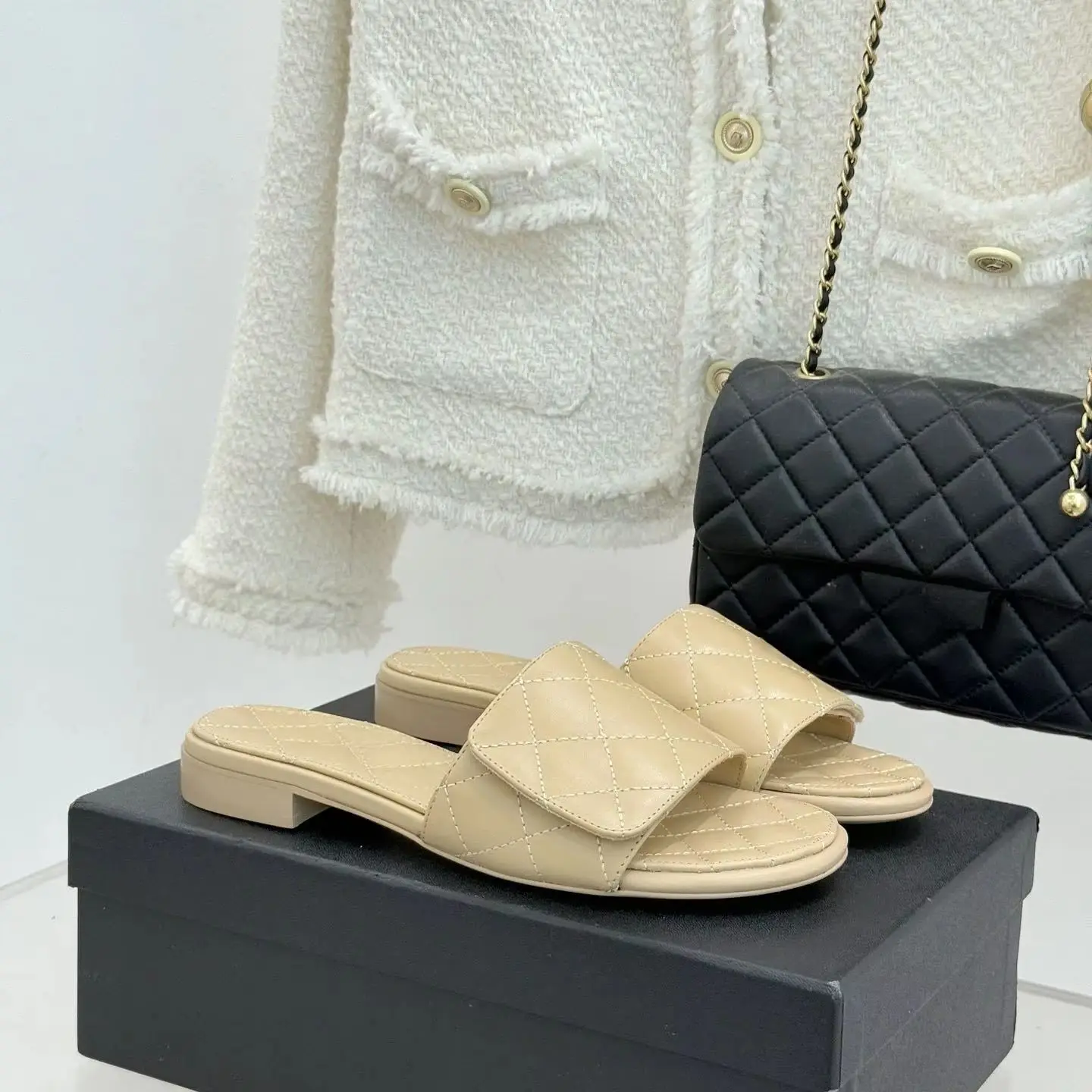 Damen Aprikosenfarbene Voll-Diamant Gesteppte Klappschuh-Sandalen mit Niedrigem Blockabsatz, Slip-On Mules, Luxus-Designer Sommer-Pantoffeln