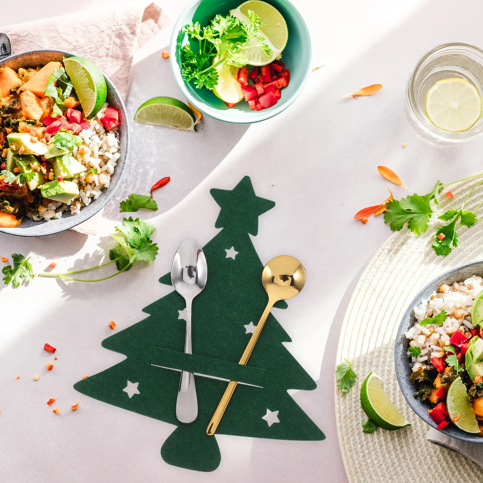 

4Pcs Christmas Cutlery Bags Cartoon Tree Print Cloth Holders for Silverware Storage Dining Decoration Festival Gift