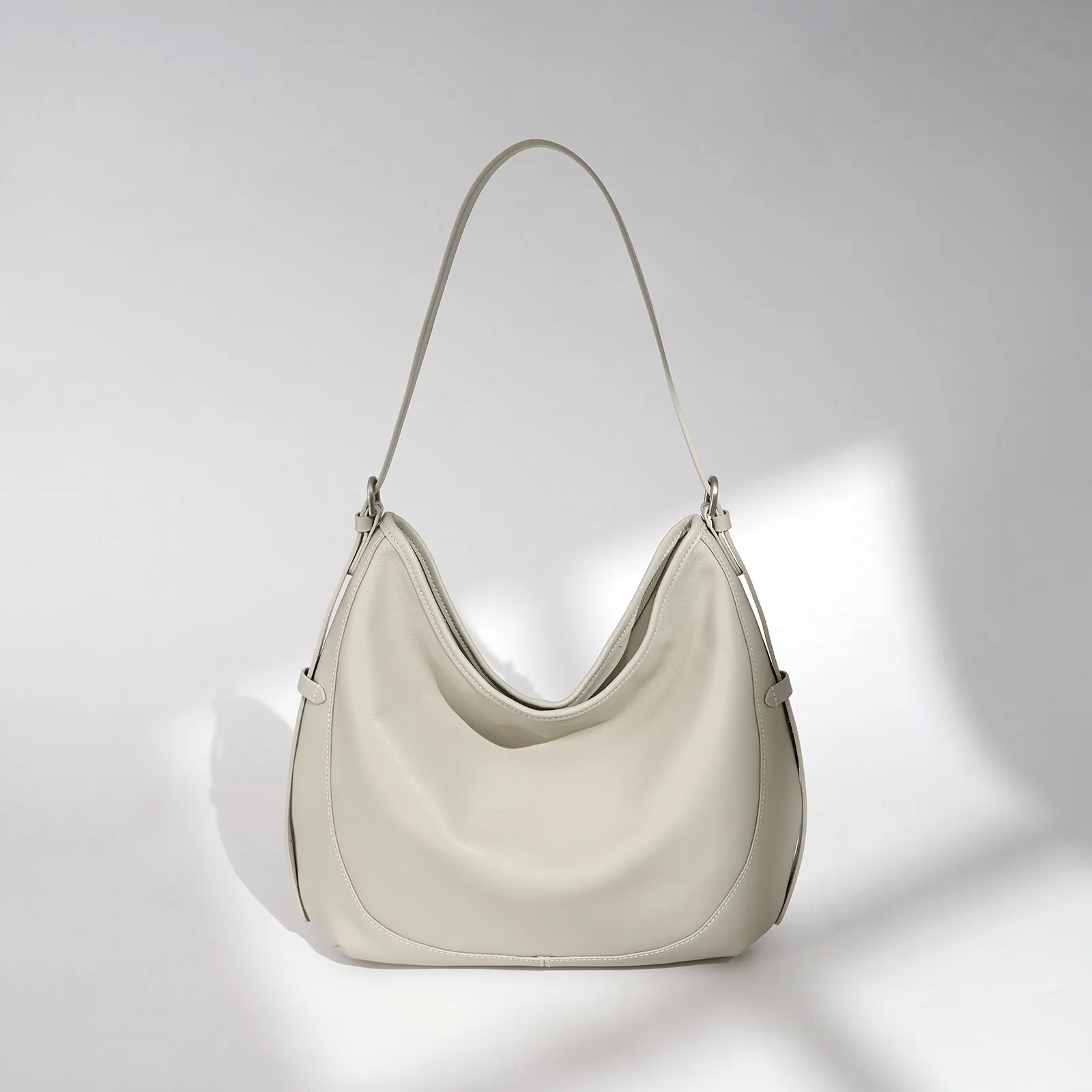 

2026 New Early Spring One Shoulder Messenger Bag Design Commuter Versatile Fashion First Layer Cowhide Niche High Relaxation