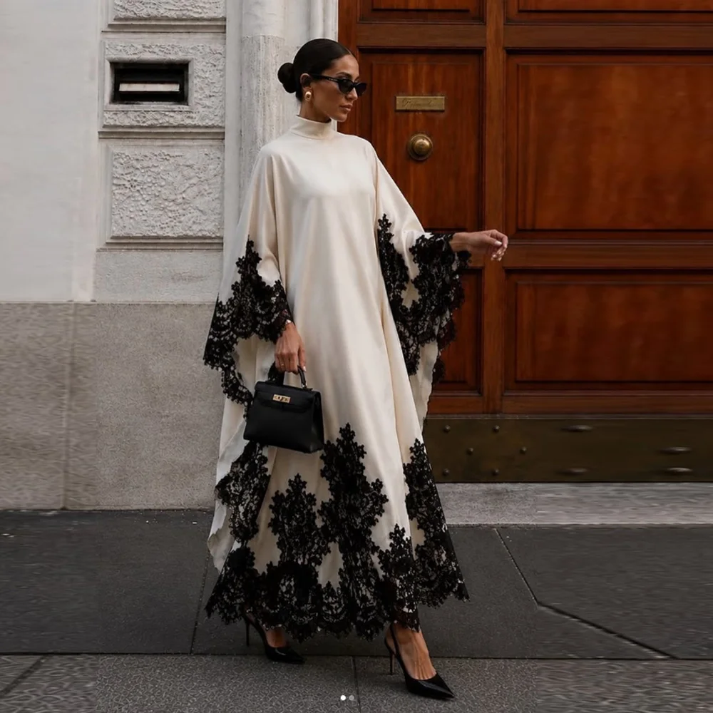 

Elegant Ivory Satin Evening Dress High Neck Batwing Sleeves Black Lace Appliques Saudi Arabia Abaya Gowns Floor Length