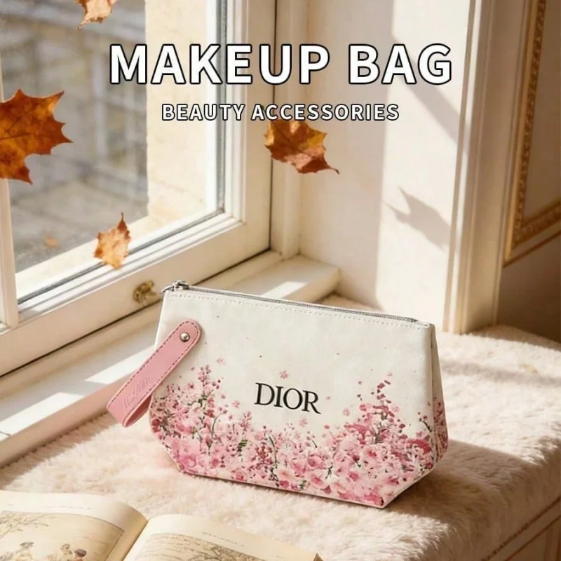 sac-a-cosmetiques-dior-elegant-avec-imprime-fleurs-de-cerisier-blancs-et-rose-pochette-de-maquillage-a-main-tendance-pour-femmes-ideal-pour-le-quotidien