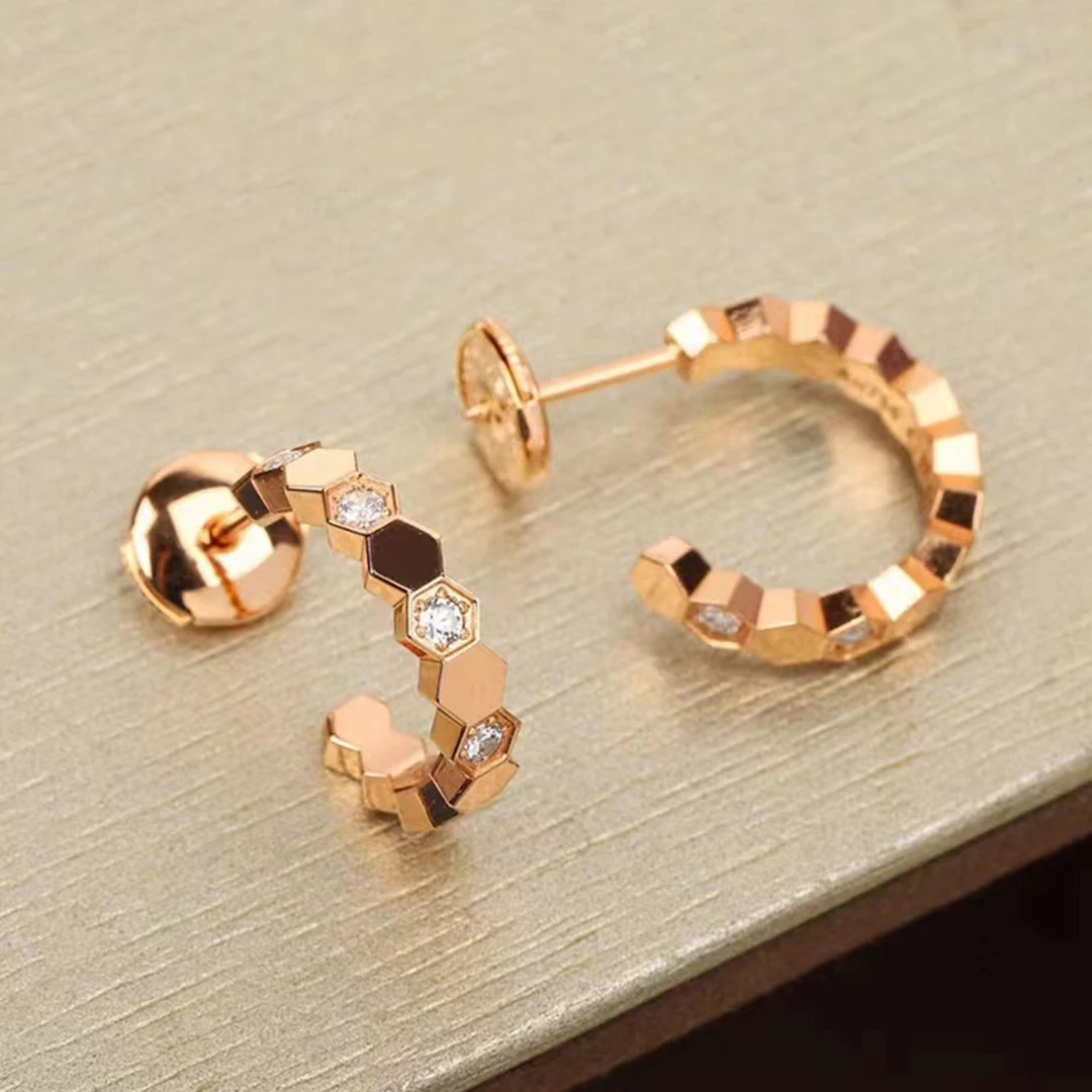 

Новые полукруглые трехмерные серьги из циркония с алмазной огранкой 925 пробы — уникальные и универсальные, их трудно спутать с другими изделиями.