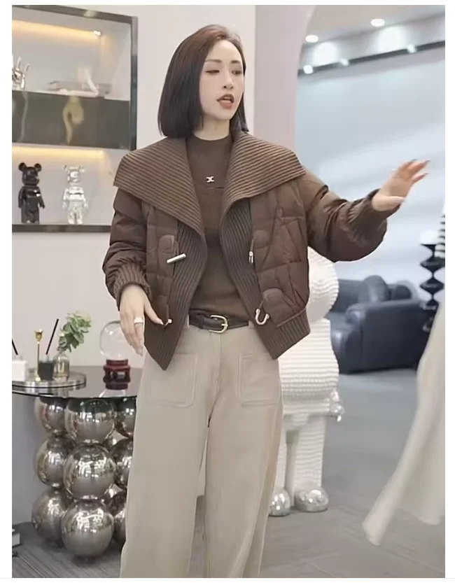 سترة شتوية جديدة بياقة مقلوبة لعام 2025 معطف نسائي قصير من القطن ملابس خارجية فضفاضة وسميكة ودافئة