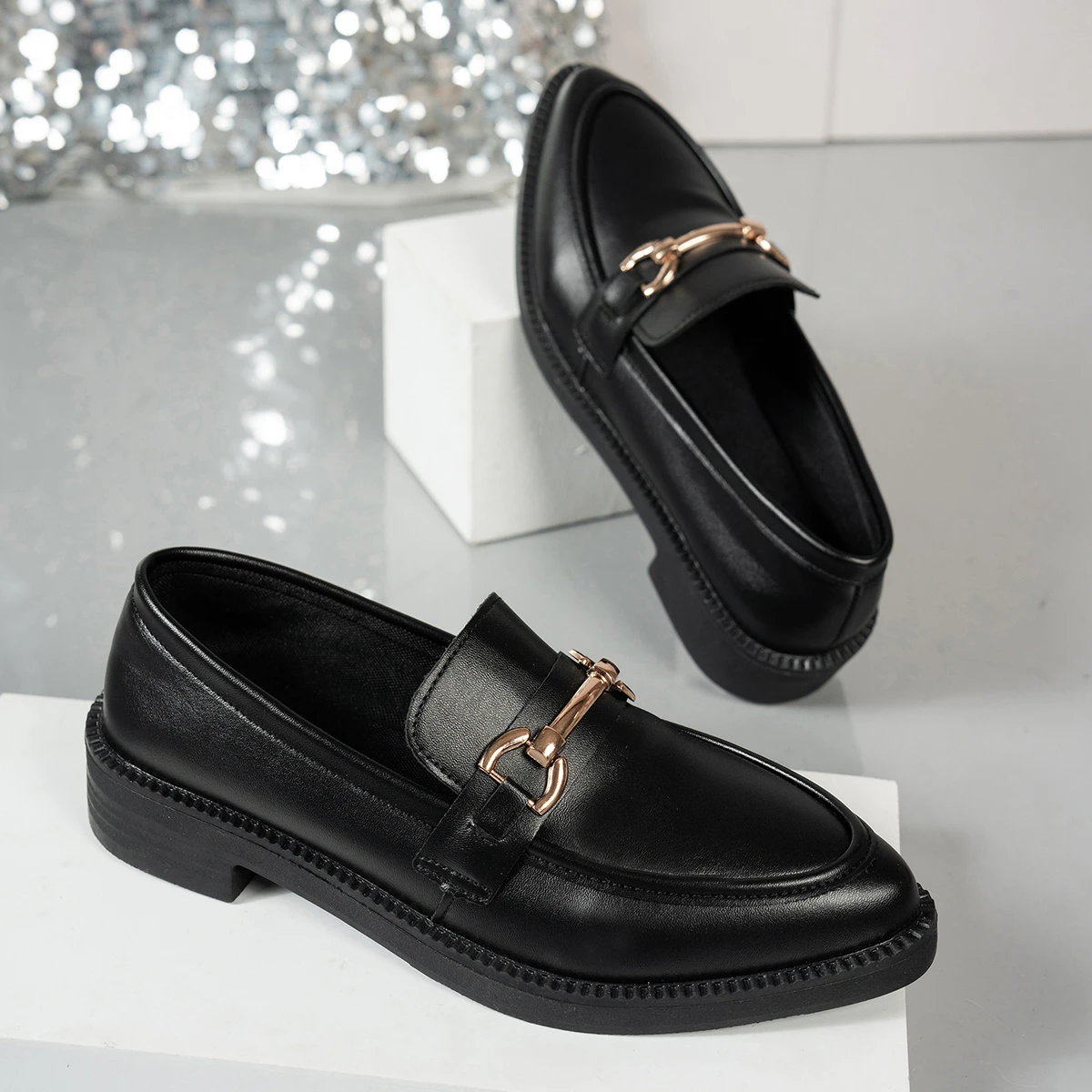 Spring and Autumn Women's Pointed British Style Solid Color Casual Low-top Shoes 2026 New Fashion Metal Chain Office Loafers