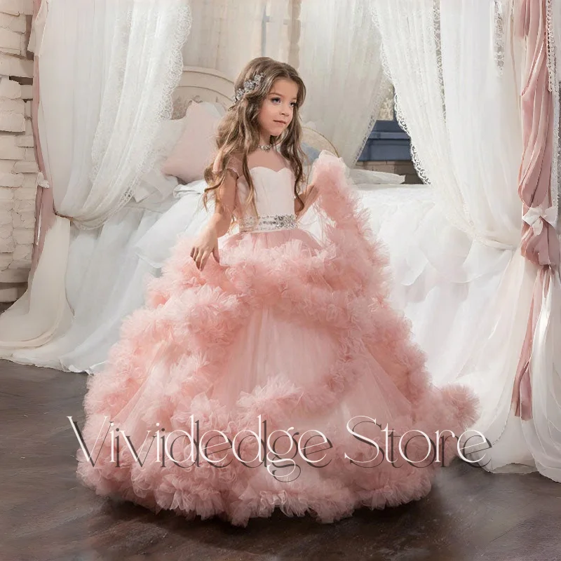 

Розовые милые великолепные платья для девочек-цветочниц с круглым вырезом и бриллиантами, трапециевидной формы с оборками и пол, свадебные платья для девочек-цветочниц по индивидуальному заказу