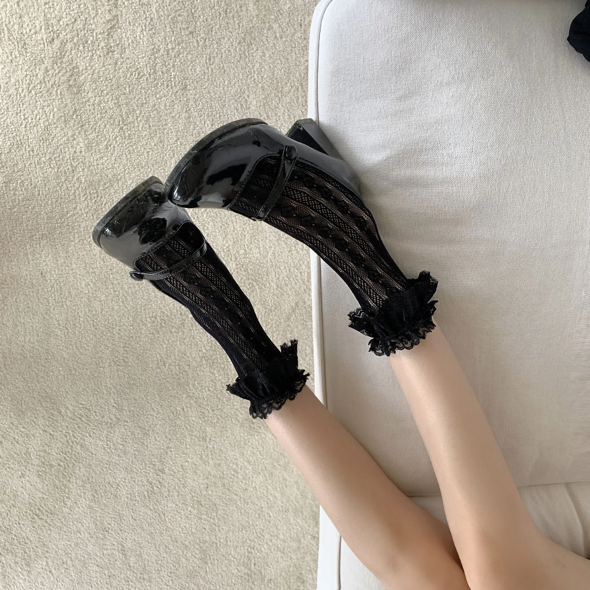 Spitze Hohl Mesh Socken Kawaii Lolita Kleid Strümpfe Frauen Cosplay Kostüm Zubehör Einfarbig Mitte Rohr Socken Rüschen Strumpfwaren