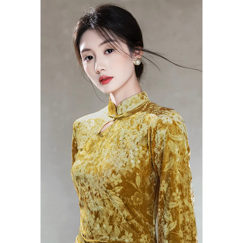 

Ele Желтый шелковый бархат Dr Простая повседневная одежда для женщин Длинный све с низким разрезом и цветочным узором Традиционное подбородок...