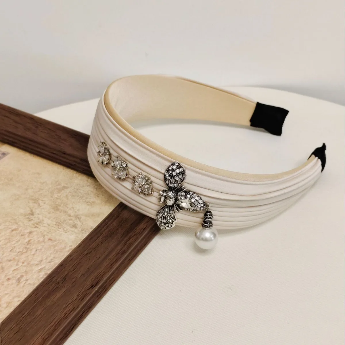 Fascia per capelli a forma di ape con strass vintage pieghettata di fascia alta in stile coreano Accessorio per capelli versatile squisito di lusso semplice
