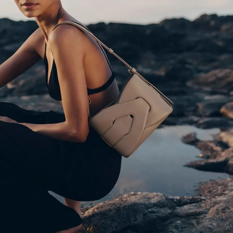 

Модная сумка ручной работы 2025 года — многосторонняя переноска (плечо/ручной/слинг), просторная водонепроницаемая сумка-ведро для путешествий и ежедневного использования