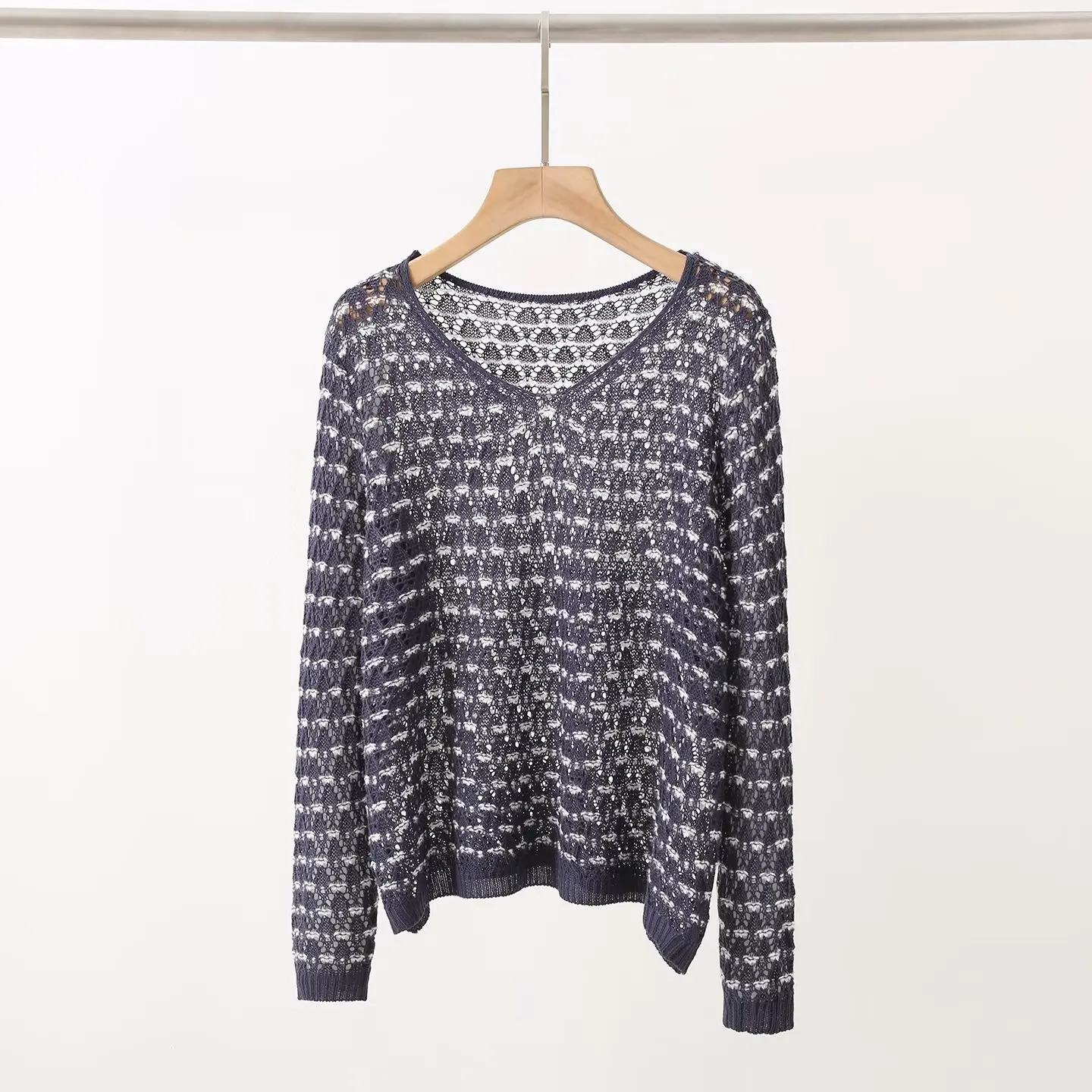 

Fall 2025 New Sle Age-Defng Faion Long Sve V-Ne Loose Knitted Sweater Hollow out Casual Lazy Sle Warmth Heating