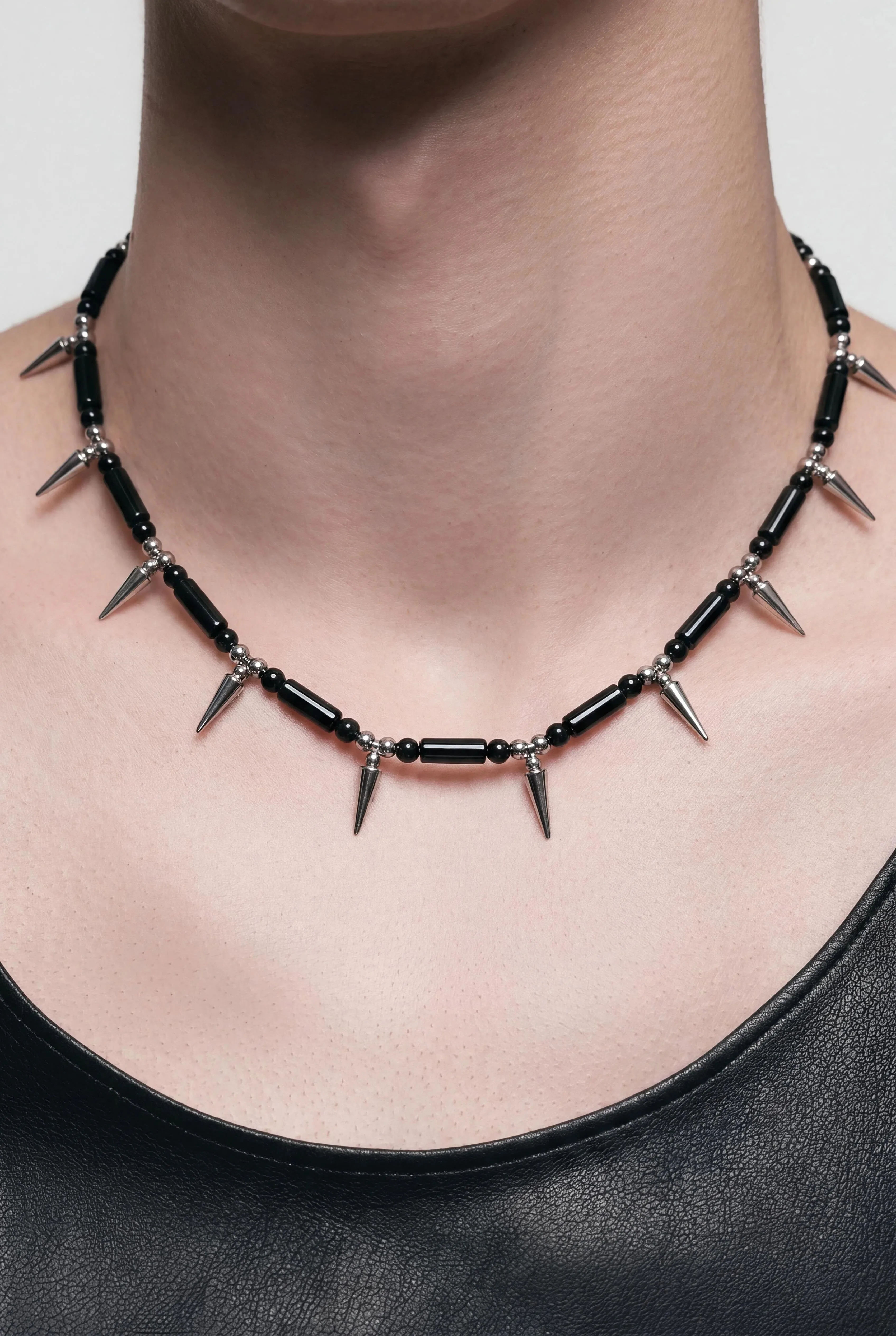 Gothic Punk Kegelspitzen-Choker-Halskette mit schwarzen Achat-Röhrenperlen und Nieten – Halsband für Herren und Damen, Grunge Alternative Streetwear Schmuck – Detail 1