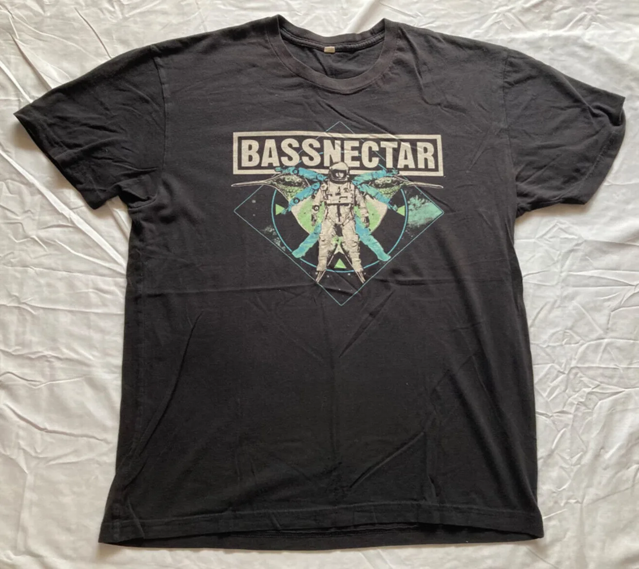 ΠΠΎΠ»Π»Π΅ΠΊΡΠΈΡ 2013 Π³ΠΎΠ΄Π°, Π΄Π²ΡΡ
ΡΡΠΎΡΠΎΠ½Π½ΡΡ ΠΌΠ°Π»Π΅Π½ΡΠΊΠ°Ρ ΡΡΡΠ±ΠΎΠ»ΠΊΠ° Ρ ΠΈΠ·ΠΎΠ±ΡΠ°ΠΆΠ΅Π½ΠΈΠ΅ΠΌ Π±Π°ΡΠΊΠ΅ΡΠ±ΠΎΠ»ΡΠ½ΠΎΠ³ΠΎ Π½Π΅ΠΊΡΠ°ΡΠ°, ΠΏΠΎΠ³ΡΡΠΆΠ°ΡΡΠ΅Π³ΠΎΡΡ Π² Π°ΡΠΌΠΎΡΡΠ΅ΡΡ ΠΌΡΠ·ΡΠΊΠ°Π»ΡΠ½ΠΎΠ³ΠΎ ΡΡΡΠ½ΠΈΡΠ° ΠΠΎΠ»Π»Π΅ΠΊΡΠΈΡ 2013 Π³ΠΎΠ΄Π°, Π΄Π²ΡΡ
ΡΡΠΎΡΠΎΠ½Π½ΡΡ ΠΌΠ°Π»Π΅Π½ΡΠΊΠ°Ρ ΡΡΡΠ±ΠΎΠ»ΠΊΠ° Ρ ΠΈΠ·ΠΎΠ±ΡΠ°ΠΆΠ΅Π½ΠΈΠ΅ΠΌ Π±Π°ΡΠΊΠ΅ΡΠ±ΠΎΠ»ΡΠ½ΠΎΠ³ΠΎ Π½Π΅ΠΊΡΠ°ΡΠ°, ΠΏΠΎΠ³ΡΡΠΆΠ°ΡΡΠ΅Π³ΠΎΡΡ Π² Π°ΡΠΌΠΎΡΡΠ΅ΡΡ ΠΌΡΠ·ΡΠΊΠ°Π»ΡΠ½ΠΎΠ³ΠΎ ΡΡΡΠ½ΠΈΡΠ°