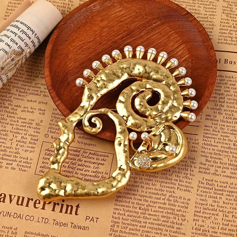 Vintage Luxury Surreal Gold-plated Human Face Large Brooch for Women Designer High Quality Pearl Palace Style Brooch