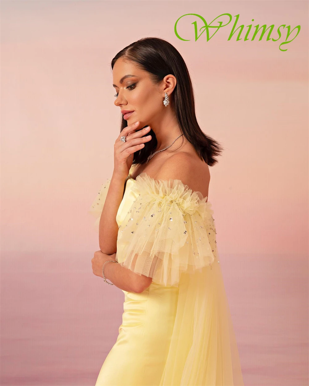 فستان سهرة رائع مخصص من الساتان سويب تراين رقيق برقبة قارب فساتين لحضور الحفلات الموسيقية بدون أكمام فساتين مناسبة خاصة