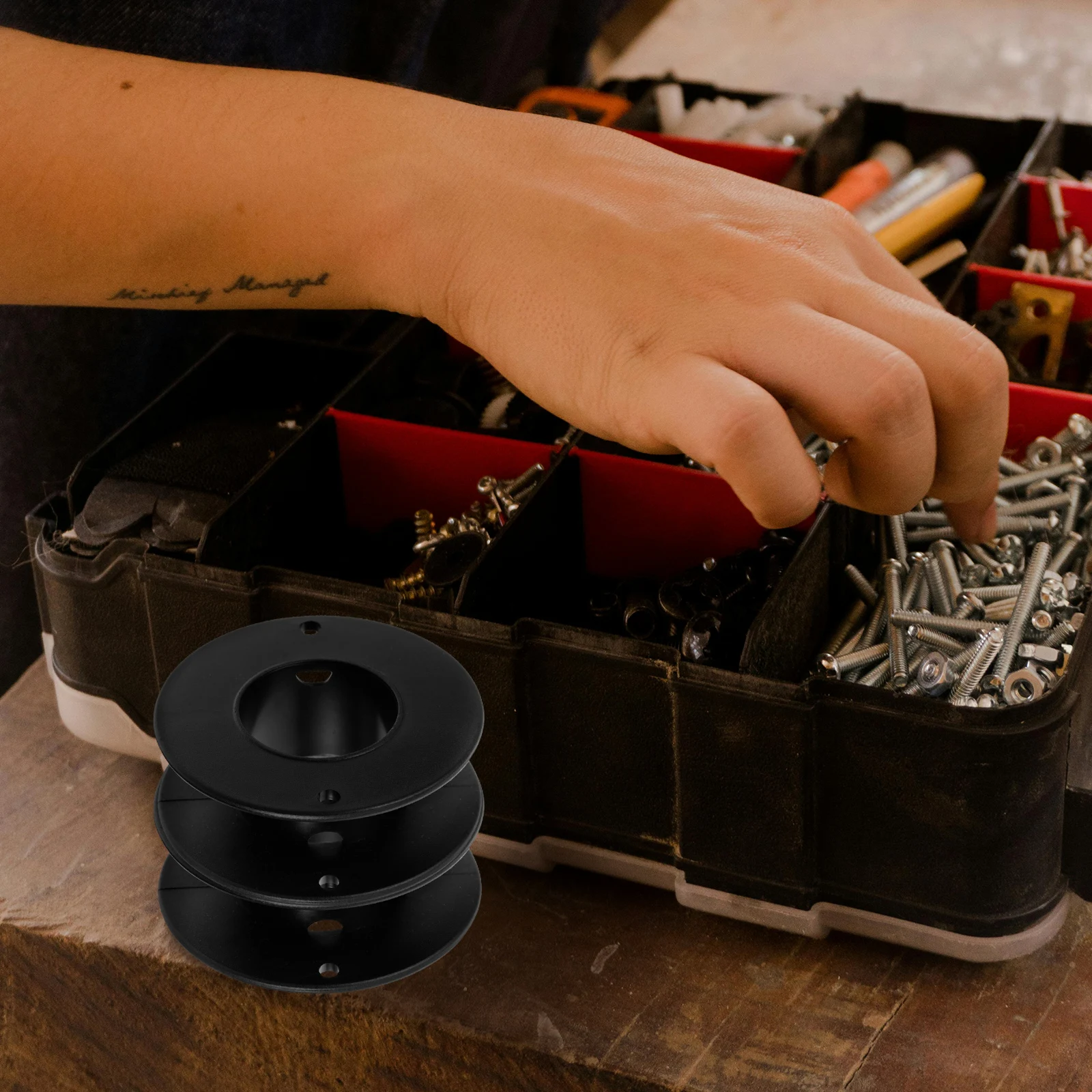 

12pcs Plastic Thread Bobbins Plastic Bobbins Professional Sewing Spools Mini Empty Clear Stand Portable Wear Resistant