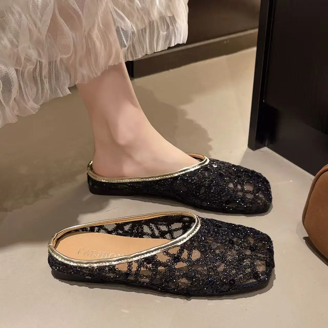 

2025 Summer hollowed-out breathable slippers, fashionable and beautiful sequined mesh flat, comfortable and casual sandals