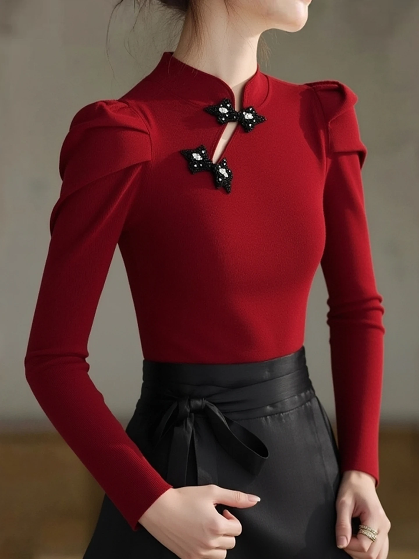 快適でファッショナブルなロング丈の赤いニットベースの高級シサスレッドウィンター2025レディースインナートップ