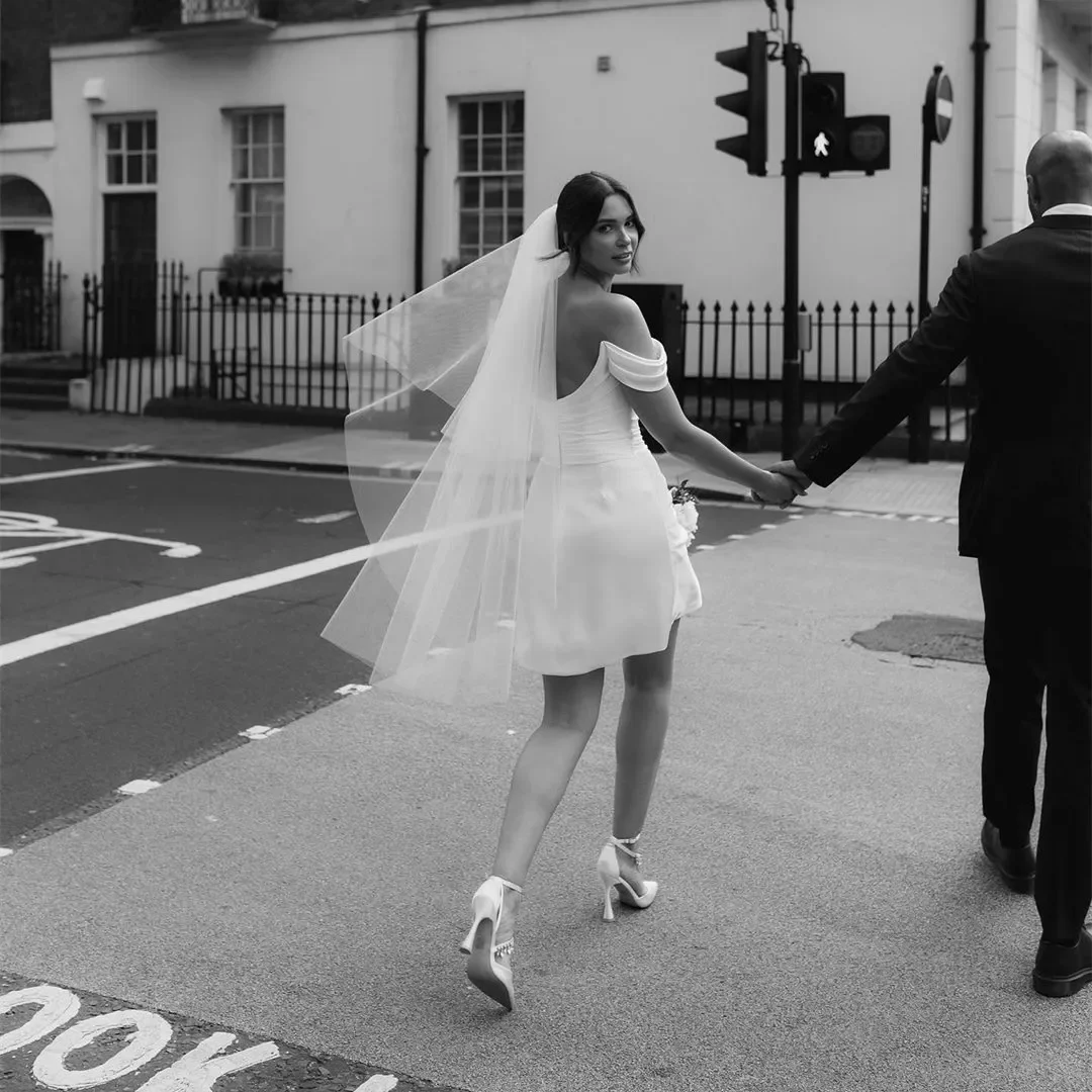 Vestido de novia plisado con abertura debajo del hombro para mujer, Vestido de novia de crepé corto, línea A, elegante, Sexy, Playa