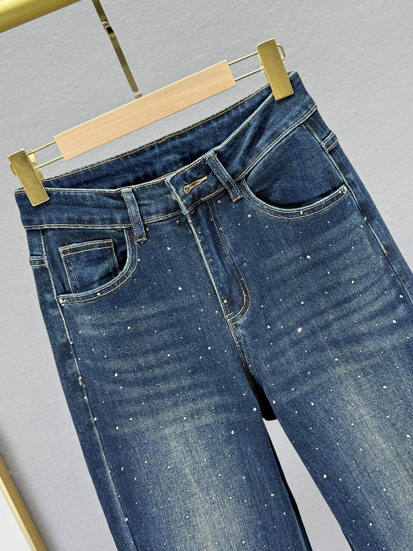 กางเกงยีนส์ประดับเพชรสำหรับผู้หญิง คอลเลคชั่นฤดูใบไม้ร่วง 2025 กางเกงทรงตรงเอวสูงทรงหลวมช่วยพรางหุ่น สไตล์ยุโรป กางเกงขายาวทรงยาวตามเทรนด์