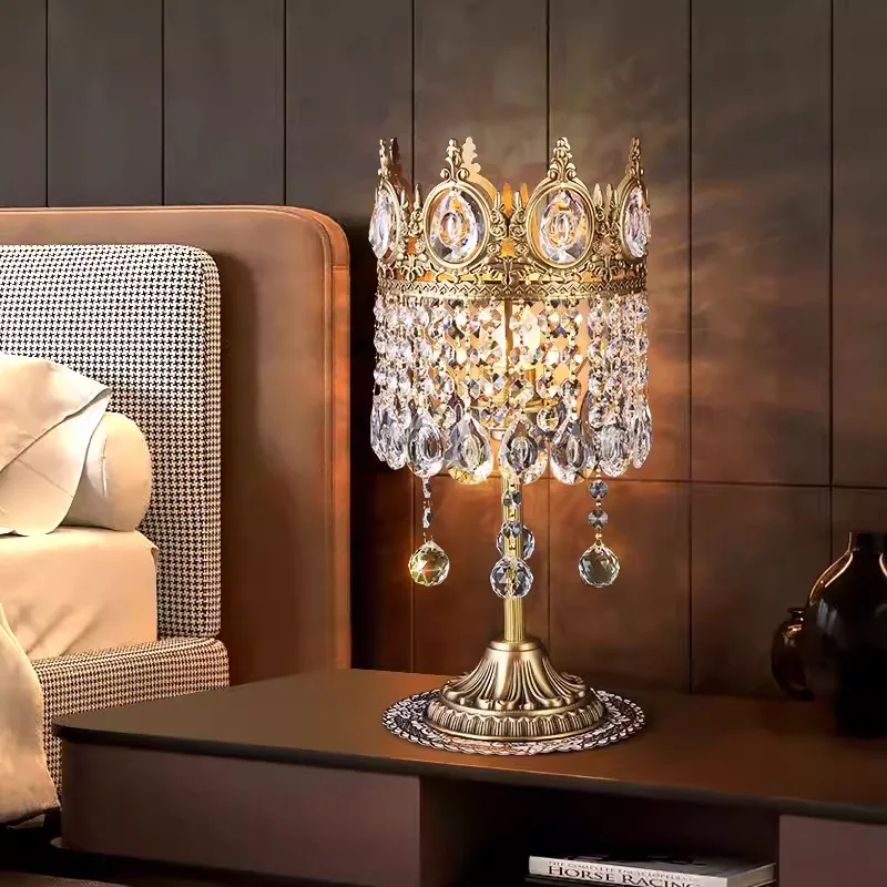 Lámpara de escritorio de cristal K9 de lujo, lámpara de dormitorio con corona de metal dorado, lámpara de noche de cristal con enchufe E14, lámpara clásica de decoración para el hogar