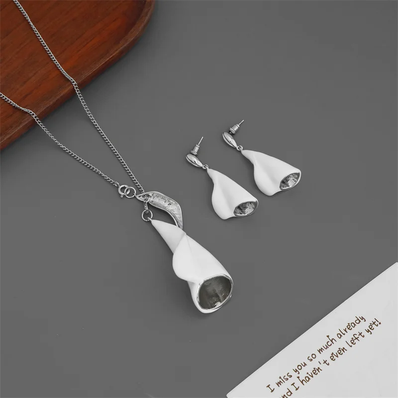 

Fashion Vintage Enamel White Glazed Horseshoe Lotus Earrings Long Necklace for Women Beautiful Exquisite All-match Jewelry