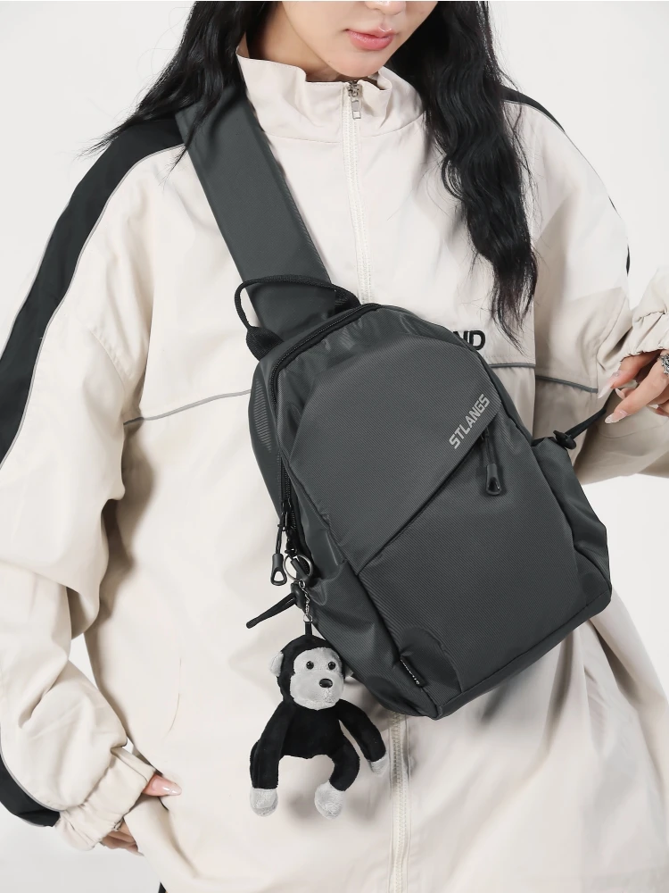 新しいファッショナブルなスポーティなチェストバッグユニセックス大容量カジュアルクロスボディショルダーバッグ学生や男性女性のための