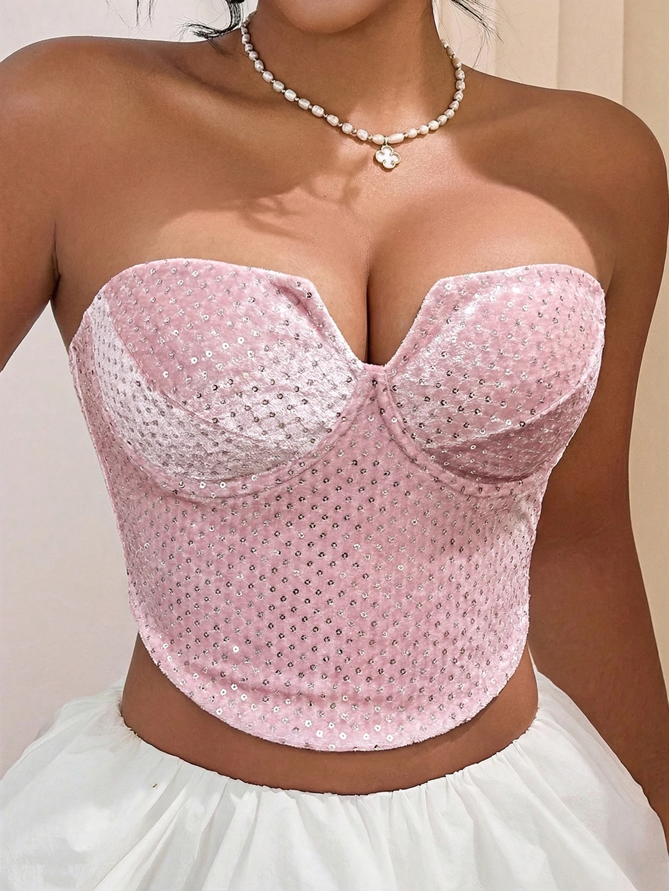 Rosa Samt-Korsett mit Pailletten, herzförmig, trägerlos, mit tailliertem Schnitt und Verstärkung.