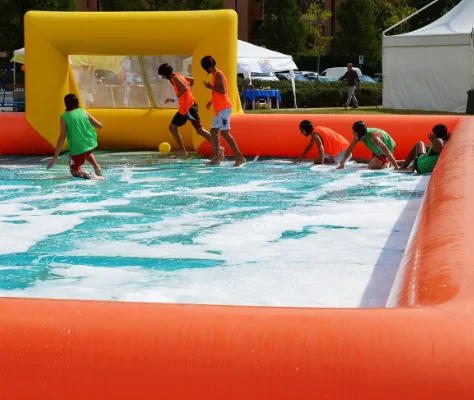 工場カスタマイズ 商業レンタル インフレータブルフットボールプレイグラウンド、インフレータブルサッカー場、インフレータブルソープフットボール場