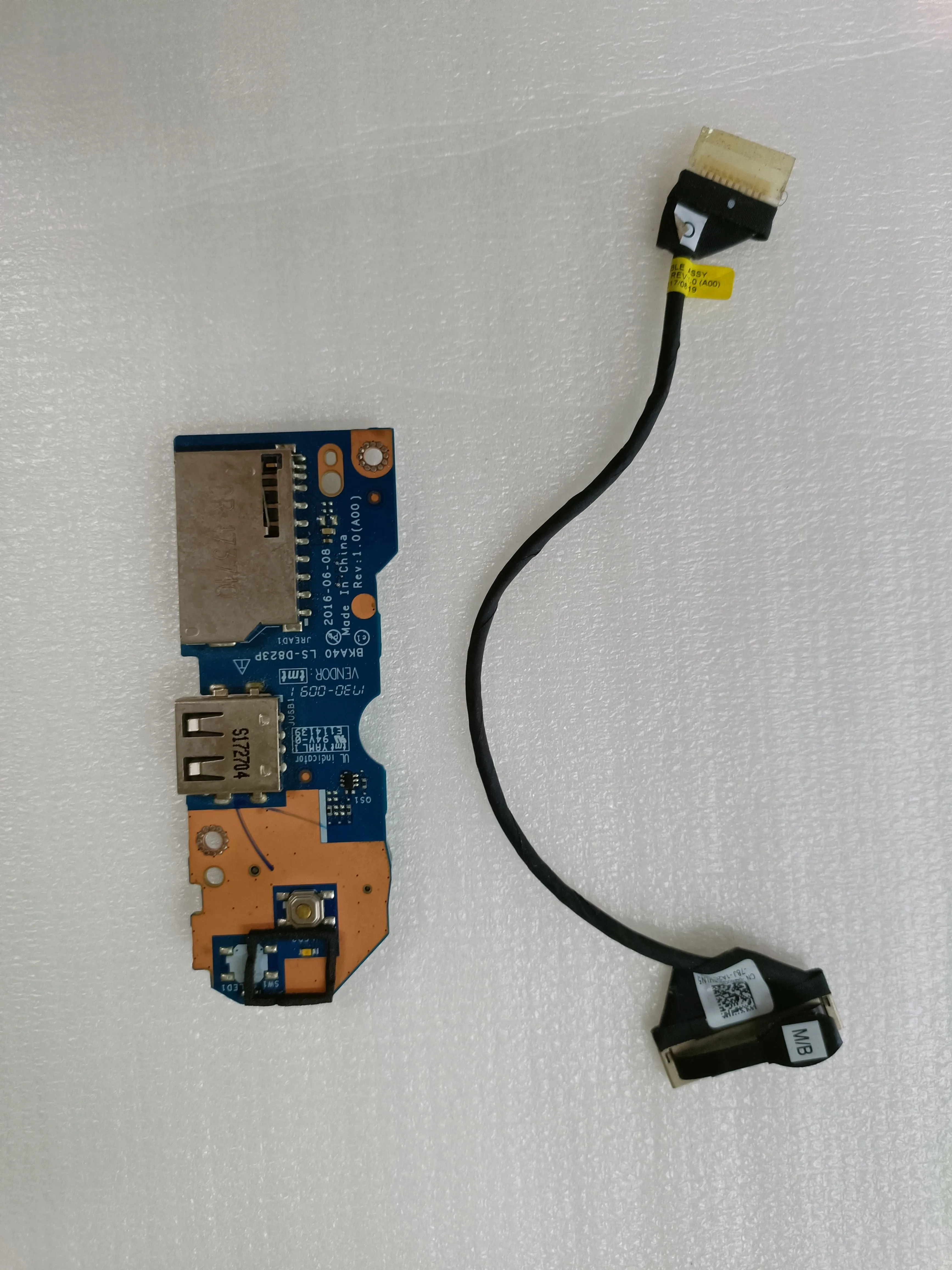 

Используется оригинальная плата переключения USB для Dell Inspiron 7560 7572, маленькая плата LS-D823P с кабелем
