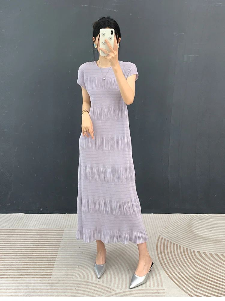 Miyake Plissee-Kleid Elegantes Weißes Mehrlagiges Sommer-Damen-Freizeitkleid Langes Maxikleid Strukturiertes Schmal Geschnittenes Schickes Alltagskleid – Detail 4