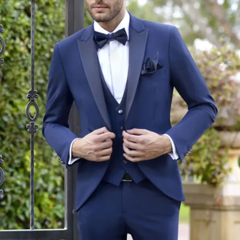 

Designer Royal Blue Men Suits One Button Groomsmen Wedding Tuxedos Peaked Lapel Suit With Jacket Pants Vest Cheap Prom Blazers