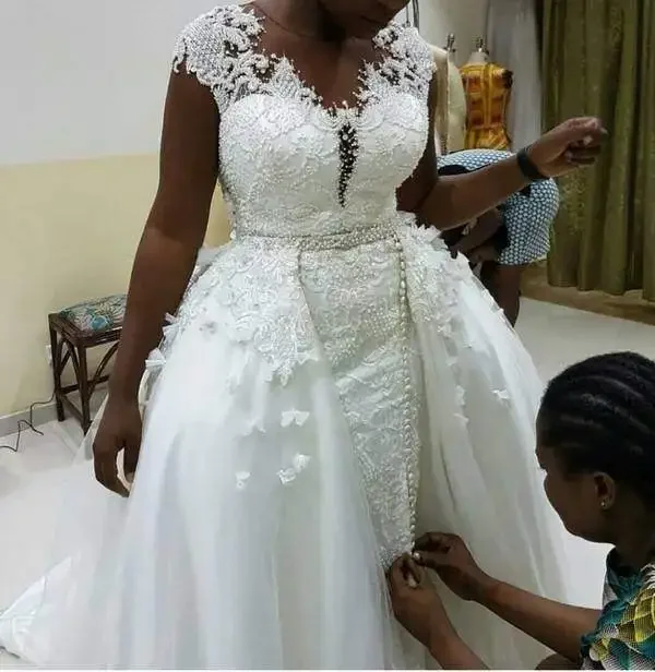 Abiti da sposa con collo trasparente con perle africane lavorate a mano più nuove personalizzate Abiti da sposa in pizzo taglie forti con strascico staccabile