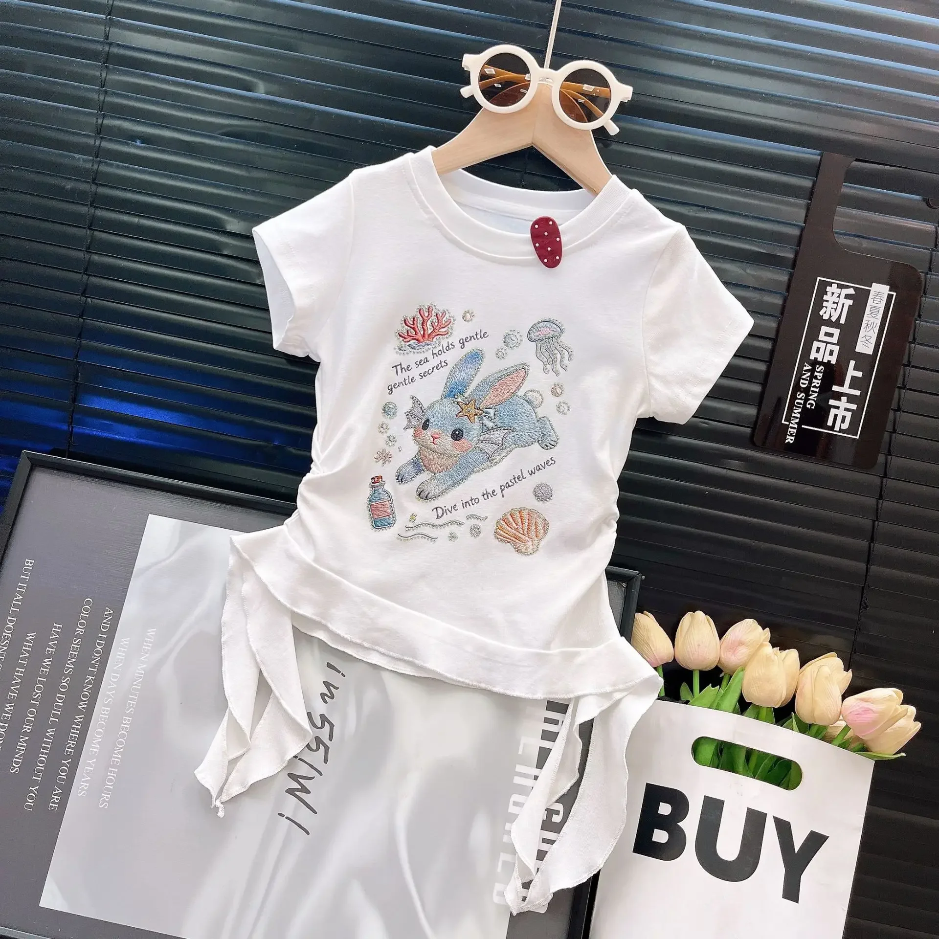 Mädchen-Set mit bedrucktem Kurzarm-Oberteil und asymmetrischem Jeansrock aus Mesh – Sommerliches 2-teiliges Outfit für Kinder, Freizeitkleidung – Detail 5