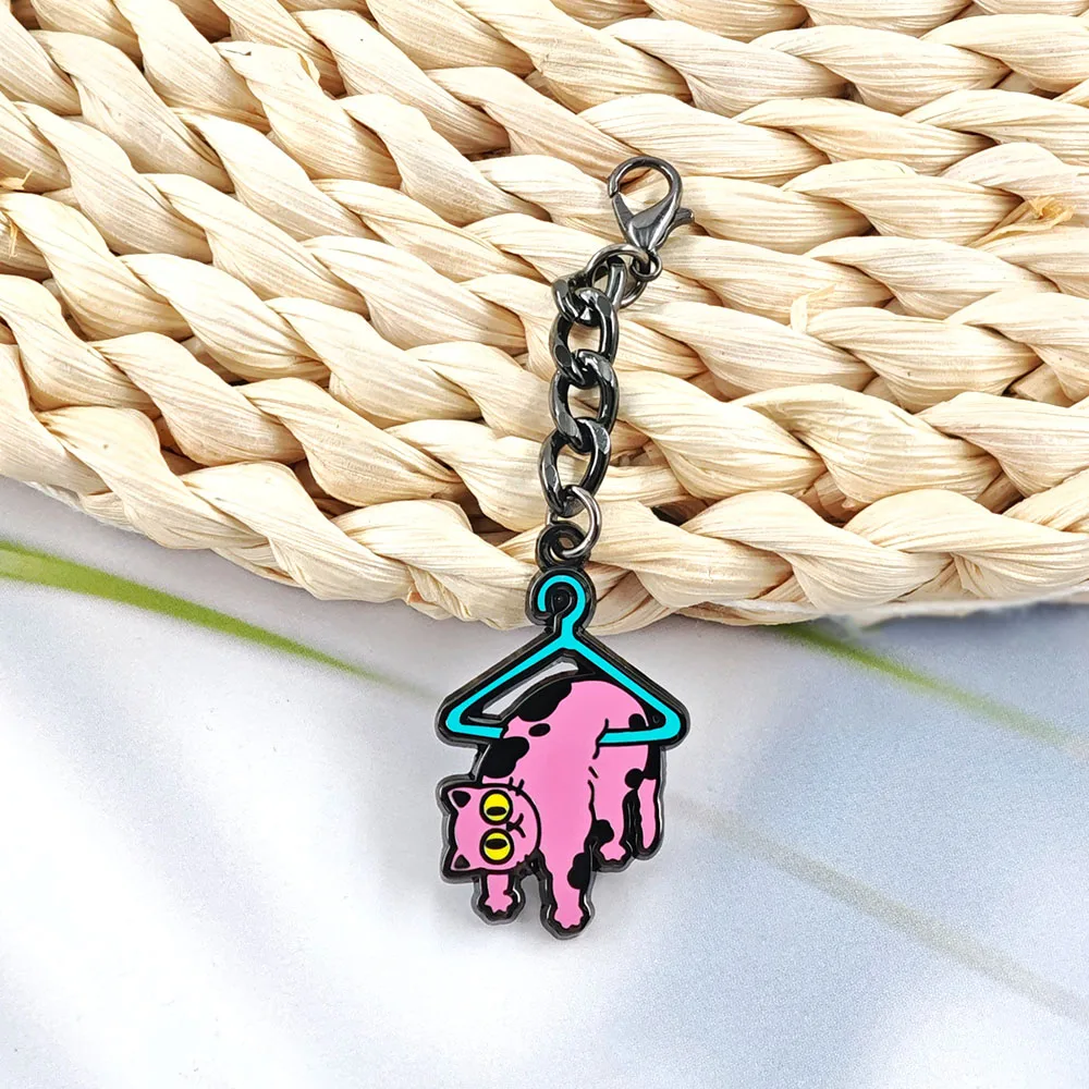 Lustiger „Hang in There“ Katzen-Schlüsselanhänger, rosa Kätzchen am Anhänger, niedlicher Meme-Metall-Schlüsselring, Rucksack-Ornament, motivierender Schmuck. – Detail 8
