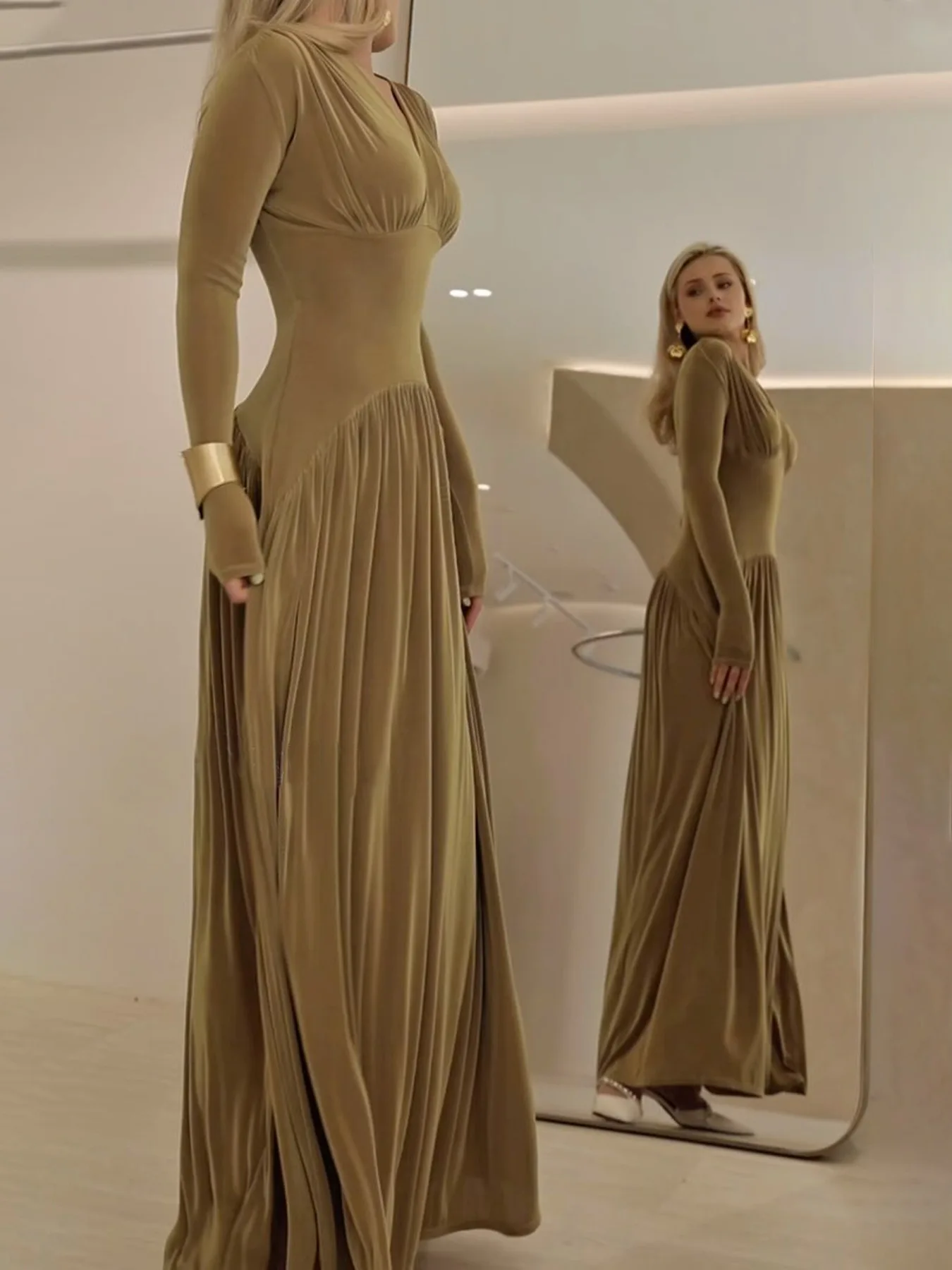Elegante fluwelen lange damesjurk met V-hals, mode, hoge taille, effen kleur, feestjurk, casual lange mouwen, slanke geplooide maxi-jurk