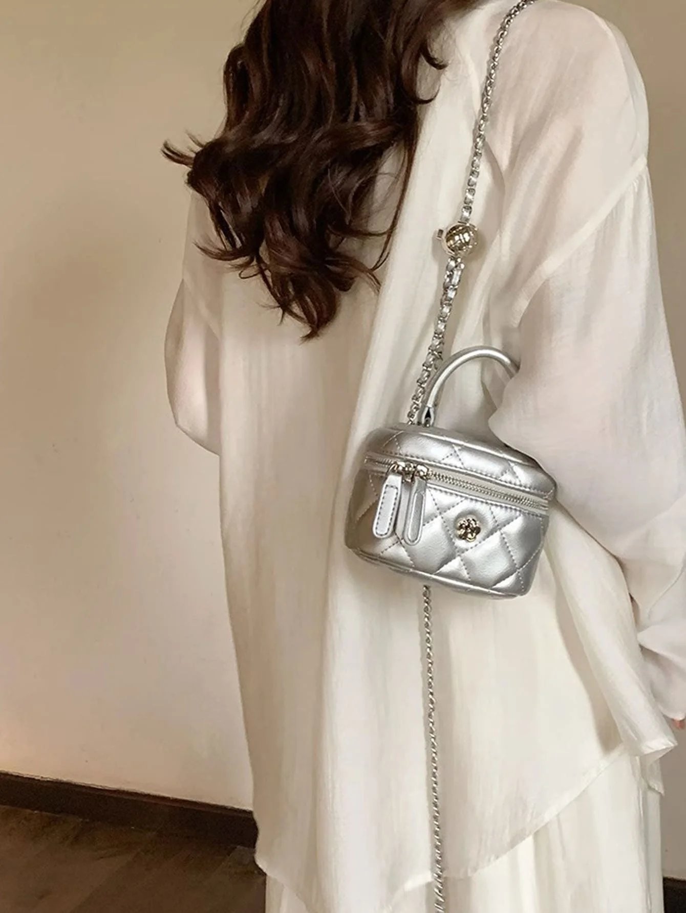 Silver Bag for Women 2024 New Fashion Lingge Embroidered Thread Single Shoulder Small Square Bag Mini Chain Crossbody Bucket Bag