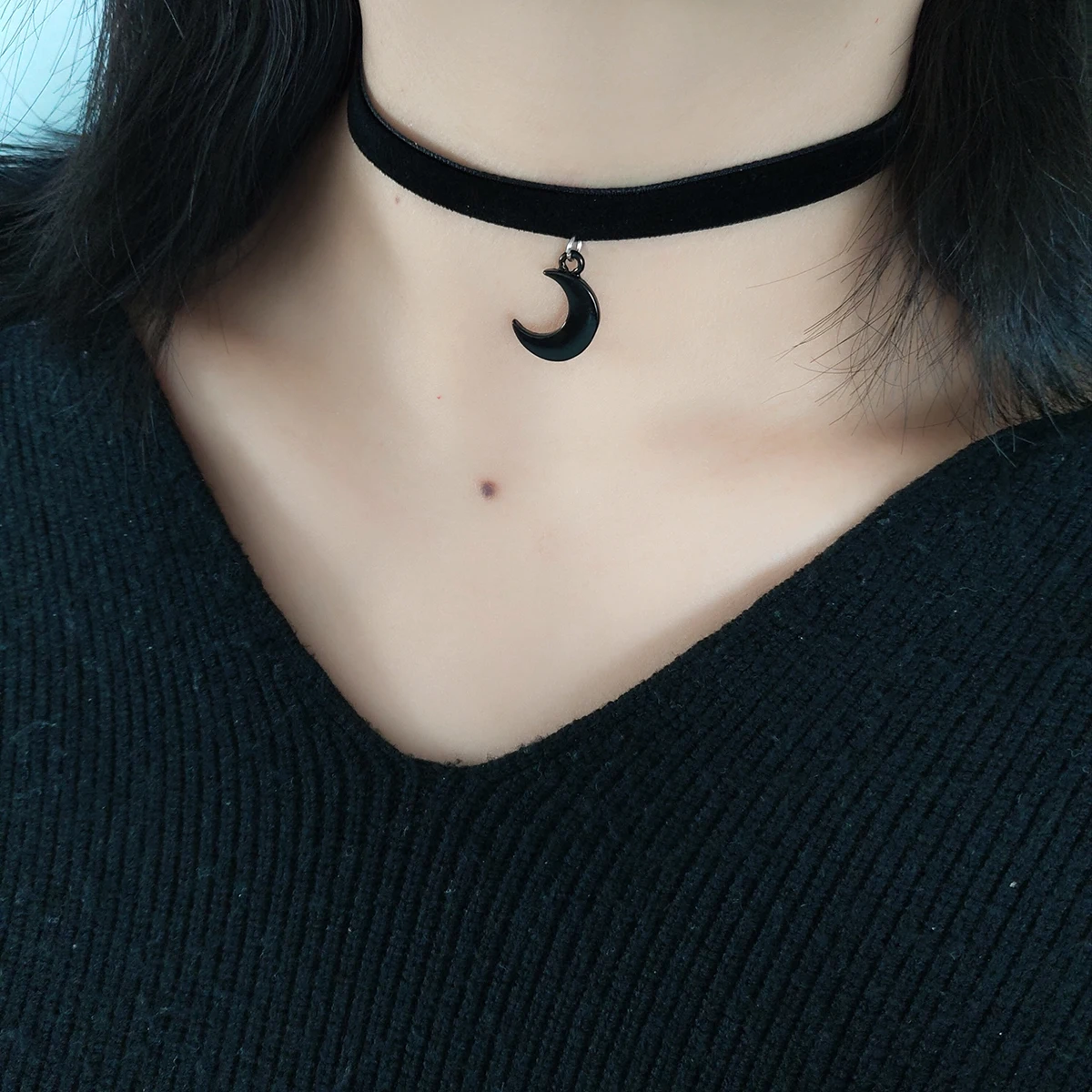 Fashionable, Simple and Versatile Black Velvet Strap Choker Moon Pendant Necklace Women's Accessories