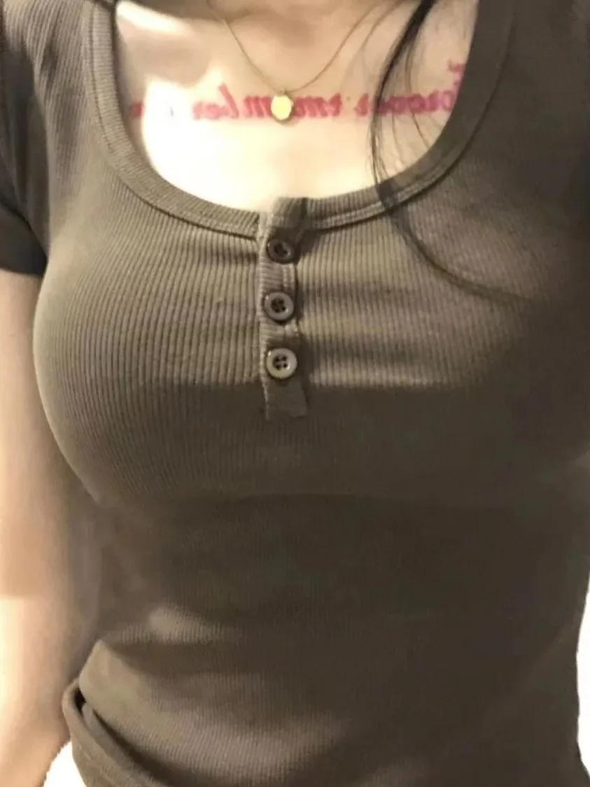 Slim Fit Short Sleeve U-Neck T-Shirt Women's Summer Design Sensual Pure Desire Style Korean Version Casual Wear Button Detail