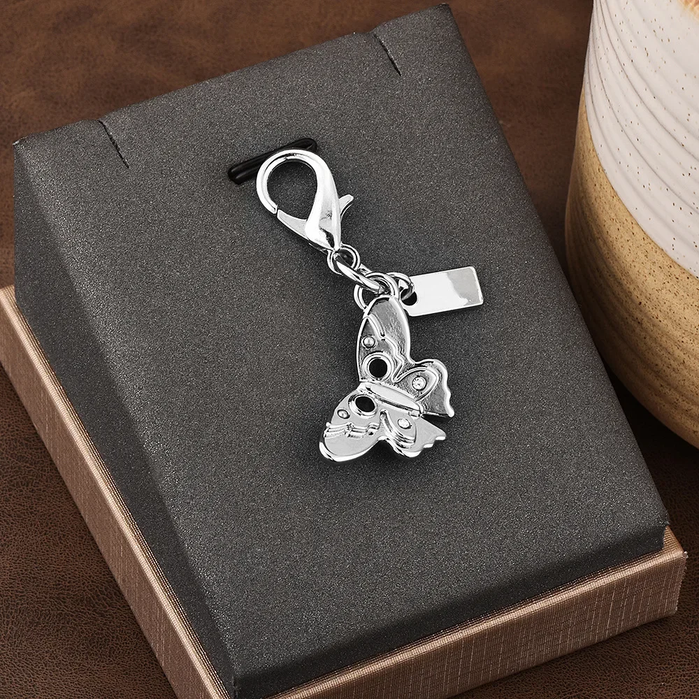 قلادة مفتاح السيارة 2025، إكسسوارات الحقائب المميزة، الدب الذهبي الأصفر، الكرز، البرسيم أربع أوراق، مجوهرات حقيبة مدرسية على شكل فراشة بالجملة.