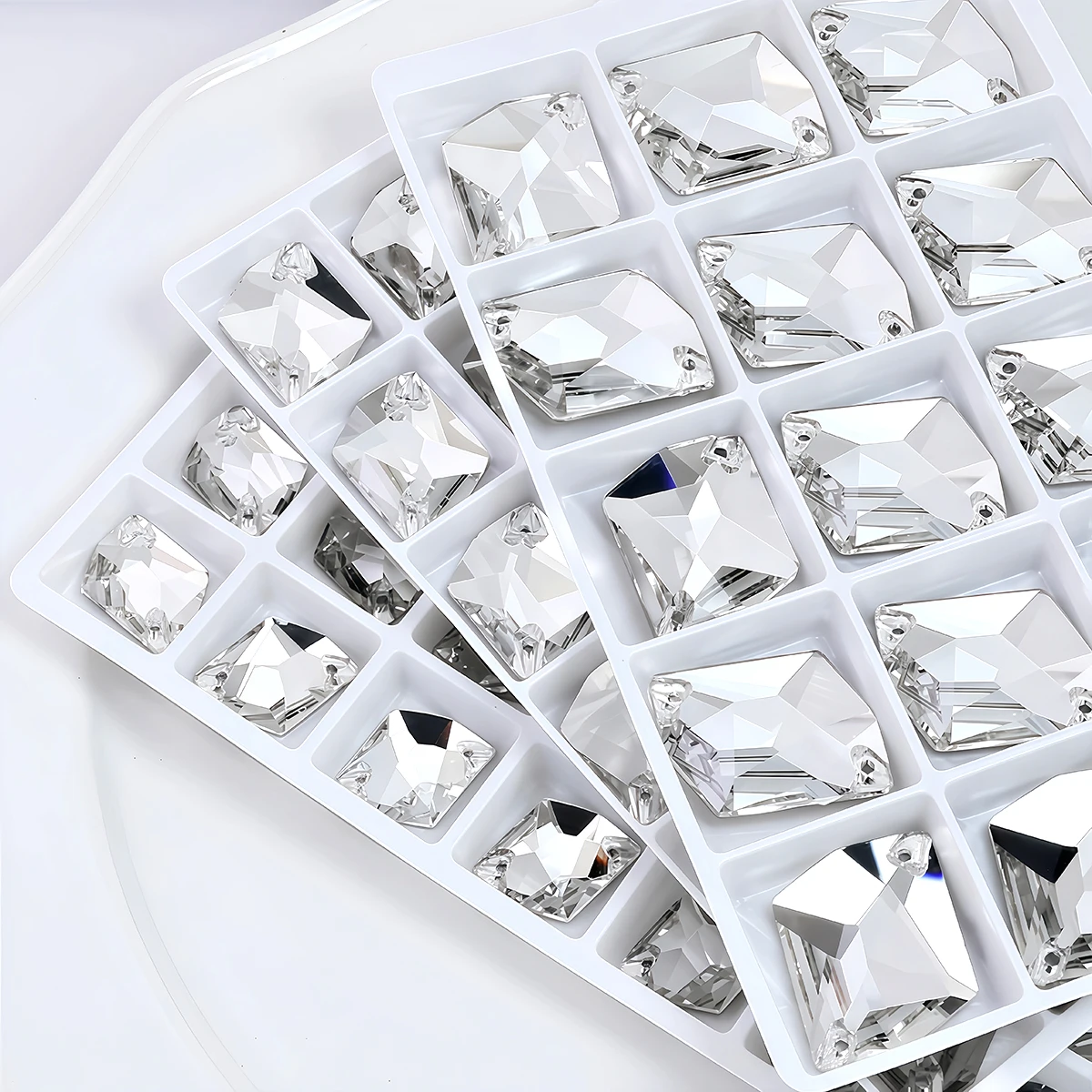 Cosmic Strasssteine zum Aufnähen, Kristallglas, flache Rückseite mit zwei Löchern, für Hochzeitskleidung, Ornamente, Kleidung, Taschen, Schuhe – Detail 6