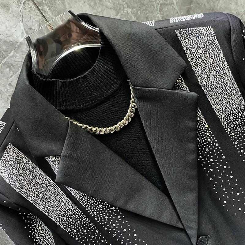 بدلة أنيقة فضفاضة وسيم عصرية جديدة لعام 2025 للرجال النسخة الكورية سترة عالية الجودة من حجر الراين المزودة بالنجوم