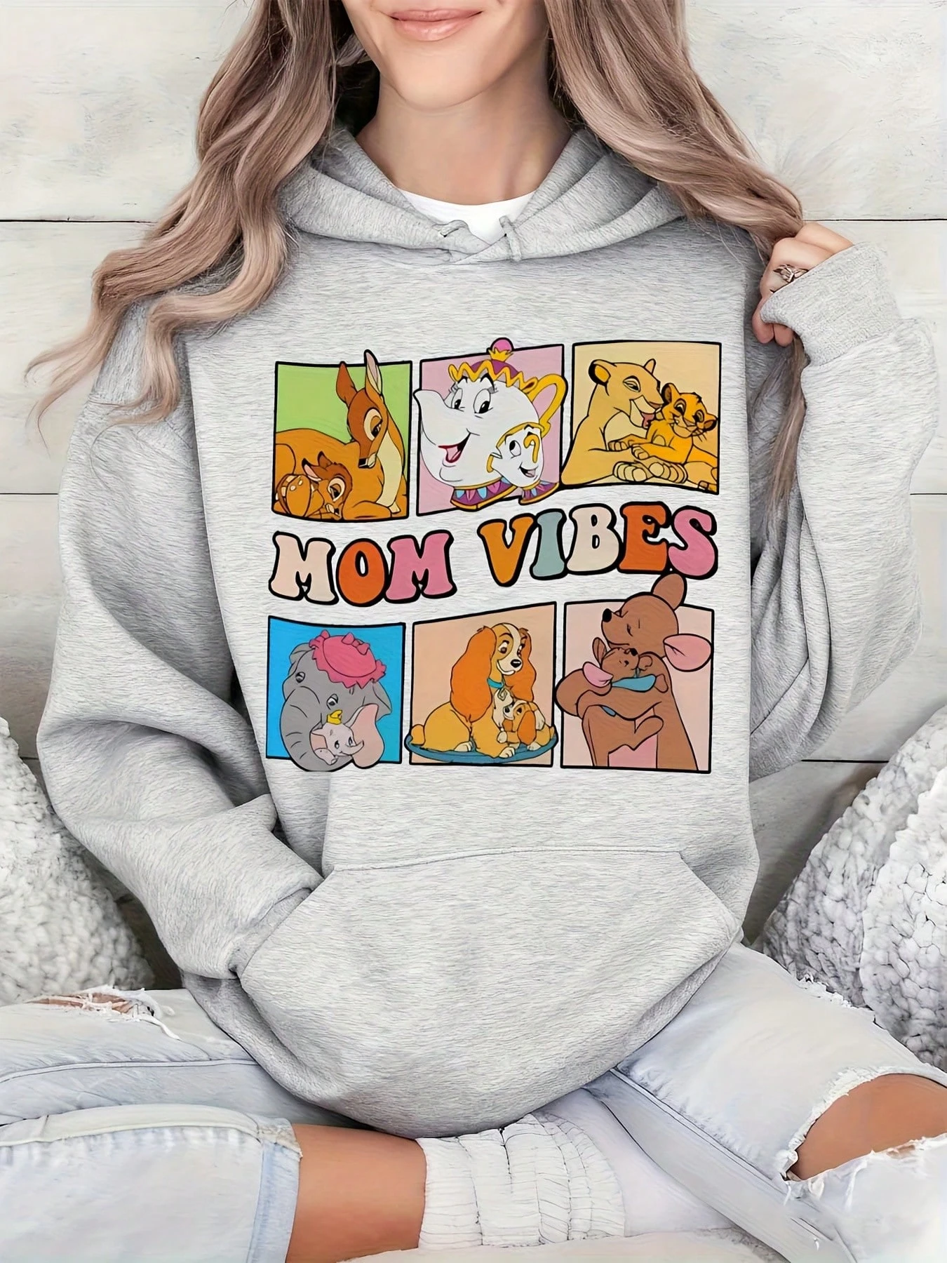 Felpa con cappuccio in pile di cotone Disney Mom Vibes da donna, grigio chiaro, con Bambi, Mrs Potts, Simba, Dumbo, Lady and Tramp, Mother Kangaroo