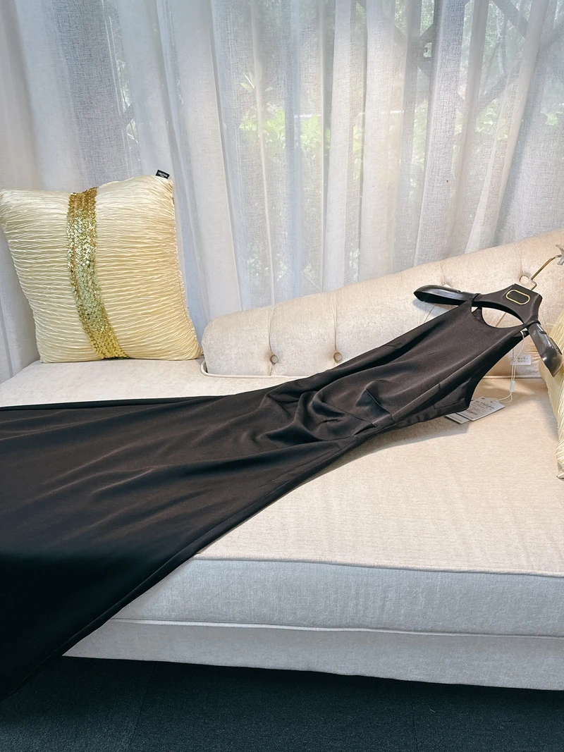 Sukienka satynowa Ele Bla z plisami modelującymi talię i wydłużonym dołem, wysoki stan, midi, dla kobiet.