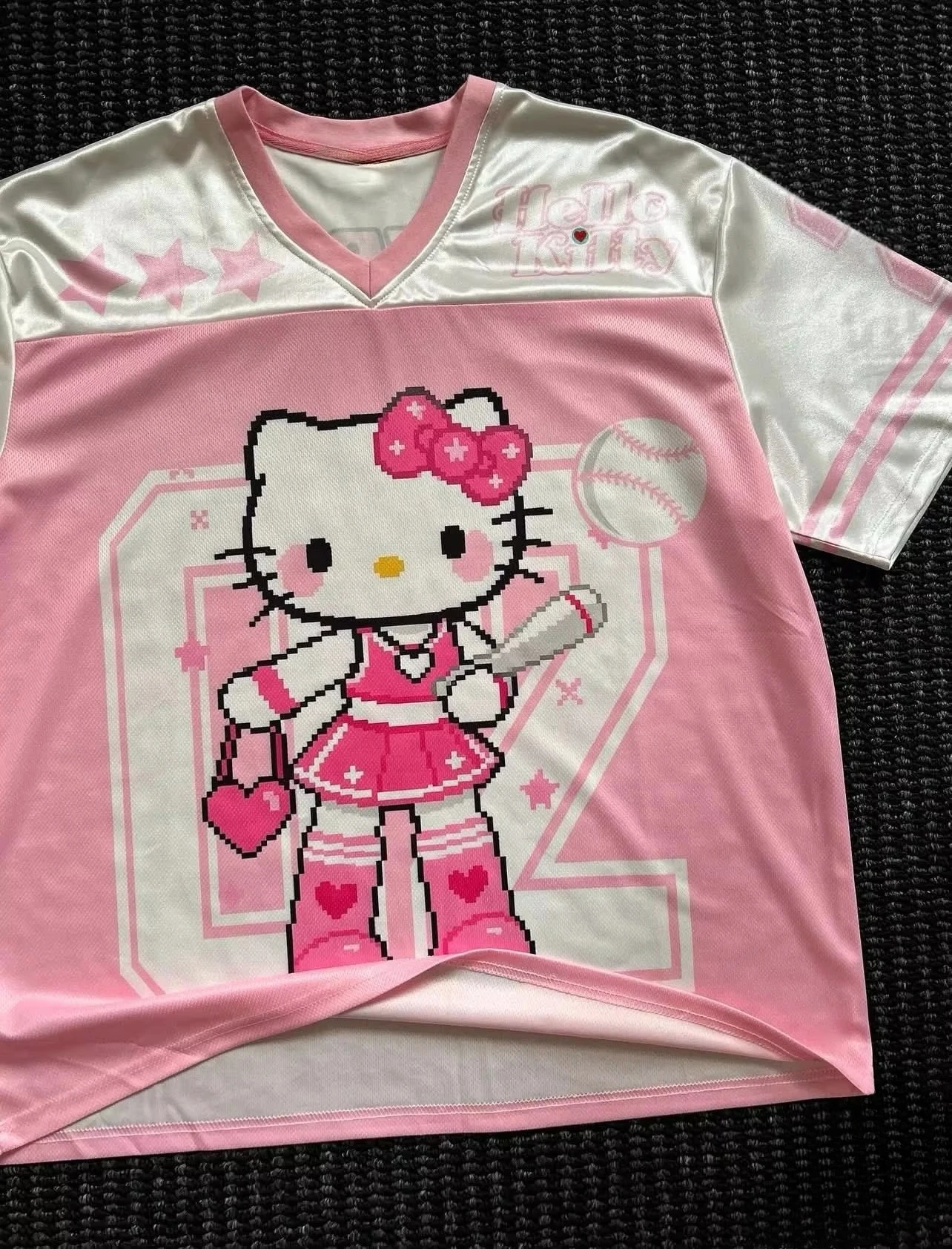 2026 Hello Kitty Sommer Anime T-Shirt Cartoon Sportbekleidung Unisex Y2K V-Ausschnitt Locker Lässig Leicht Atmungsaktiv Street Top – Detail 4