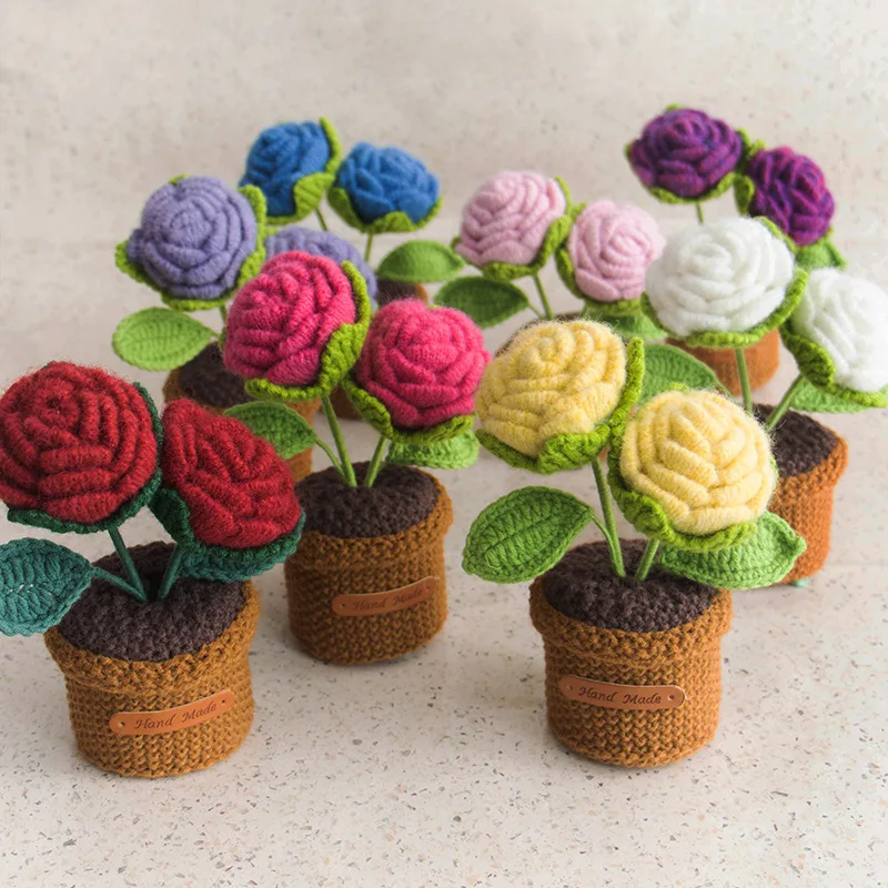 ミニ完成品の編み物バラ、カーネーション、チューリップの鉢植え、感情的なサポートを与えるぬいぐるみ植物、母の日、バレンタイン、クリスマス、卒業祝い