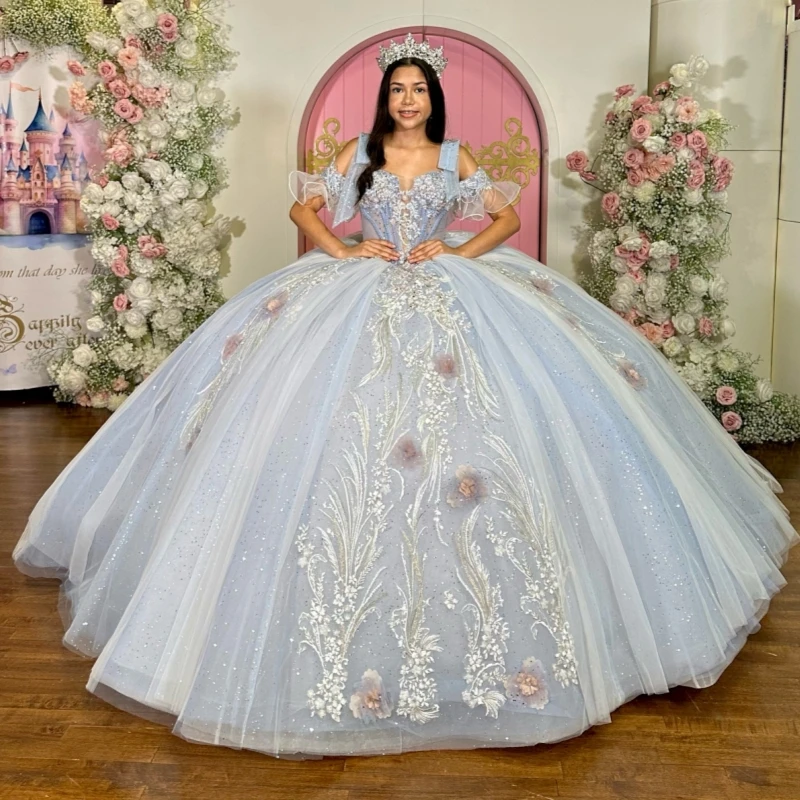 فساتين Quinceanera لامعة باللون الأزرق السماوي فستان حفلة قبالة الكتف مزين بالزهور مطرز بالكريستال تول حفلة عيد ميلاد حلو 16 فستان