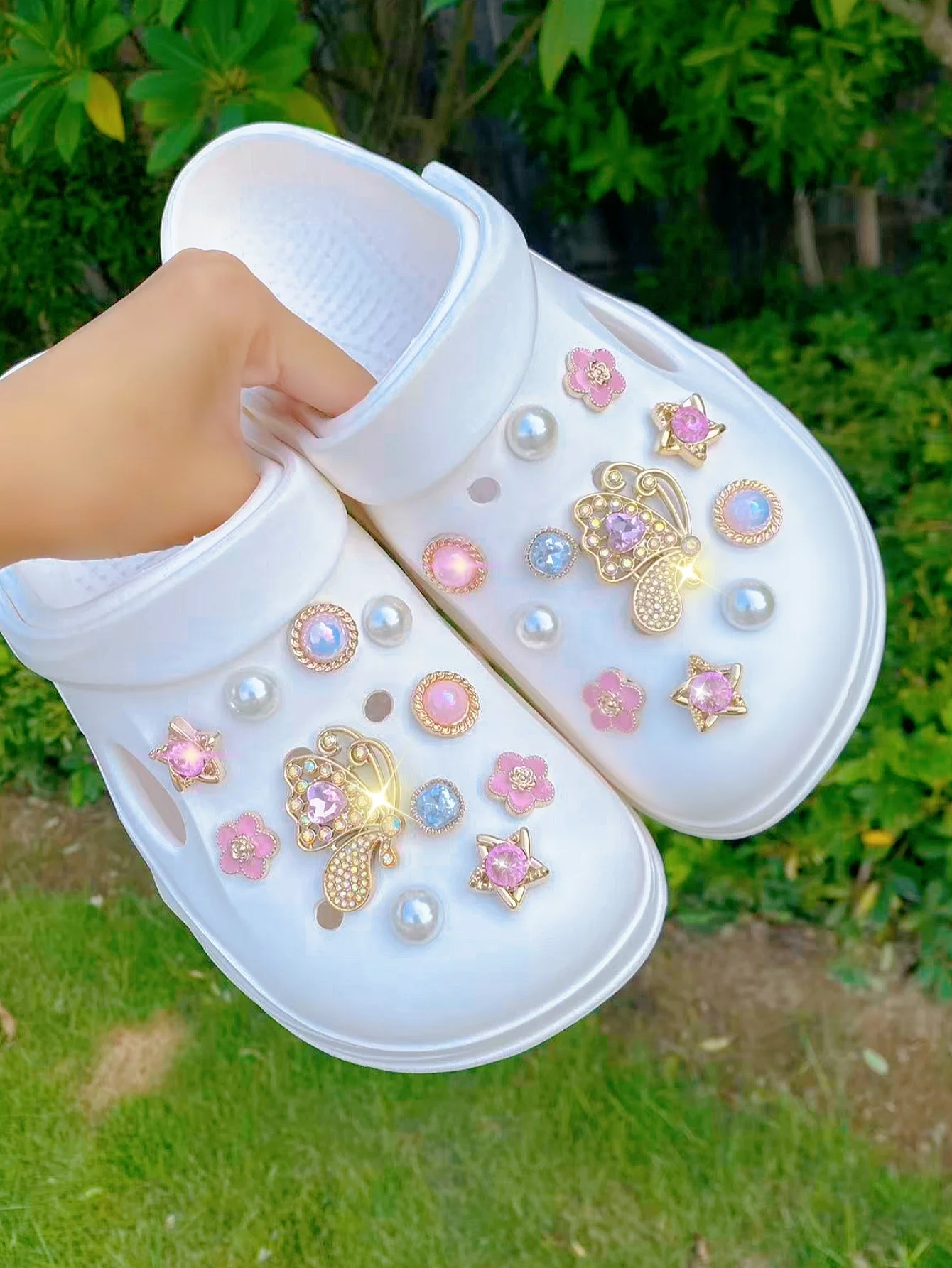 22 DIY shoe buckle decorations such as pink diamond butterflies, pink diamond stars, small flowers, and beige beads, as well as